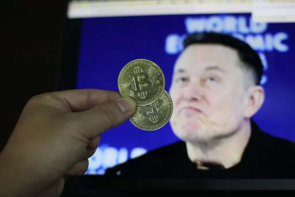 Biểu đồ giá Bitcoin giảm về 62.000 USD cùng hình ảnh thị trường tiền mã hóa lao dốc và cổ phiếu SpaceX giảm mạnh trong tháng 6/2026.