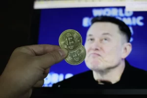 Biểu đồ giá Bitcoin giảm về 62.000 USD cùng hình ảnh thị trường tiền mã hóa lao dốc và cổ phiếu SpaceX giảm mạnh trong tháng 6/2026.