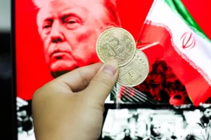 Giá Bitcoin hôm nay 14/07/2026 giảm mạnh về vùng 61.000 USD sau diễn biến căng thẳng Mỹ – Iran, trong khi dòng tiền ETF Bitcoin bắt đầu cải thiện.
