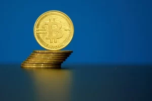 Giá Bitcoin hôm nay 08/10/2026 giảm xuống 82.914 USD khi lợi suất trái phiếu và giá dầu tăng